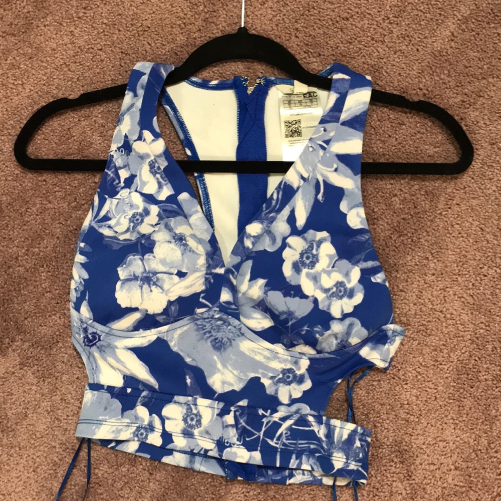 GUESS blue and white flower zip up tank